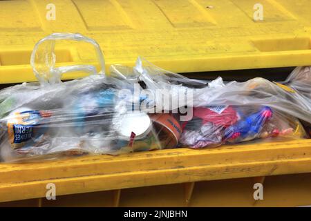 Müllsammlung, gelber Abfallcontainer für Verpackungsabfälle zur Verwendung im Recycling, Kunststoffverpackungen / raccolta rifiuti, rifiuti gialli con Foto Stock