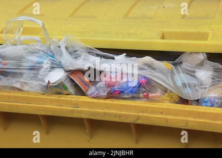 Müllsammlung, gelber Abfallcontainer für Verpackungsabfälle zur Verwendung im Recycling, Kunststoffverpackungen / raccolta rifiuti, rifiuti gialli con Foto Stock