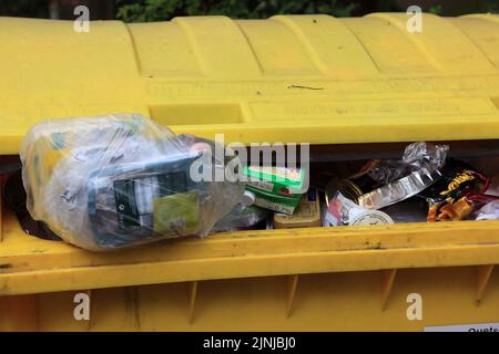 Müllsammlung, gelber Abfallcontainer für Verpackungsabfälle zur Verwendung im Recycling, Kunststoffverpackungen / raccolta rifiuti, rifiuti gialli con Foto Stock