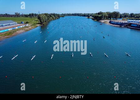 allenamento dei vogatori su kayak e canoe sul canale di canottaggio. vista dall'alto Foto Stock