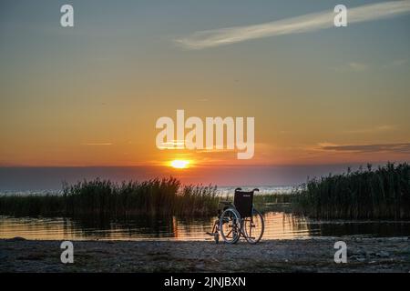 Tallinn, Estonia. 4th ago, 2022. Una sedia a sdraio per disabili sulla spiaggia del Mar Baltico è vista vicino a Haapsalu, Estonia il 4 agosto 2022 ogni anno, diverse dozzine di persone in Estonia, principalmente uomini, soffrono di gravi lesioni alla spina dorsale o diventano completamente paralizzati dopo il salto in un ignoto, più spesso da acque poco profonde. (Foto di Vadim Pacajev/Sipa USA) Credit: Sipa USA/Alamy Live News Foto Stock