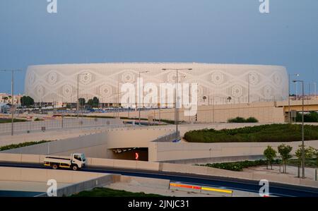 Doha. 8th ago, 2022. La foto scattata il 8 agosto 2022 mostra la vista esterna dello stadio al Thumama, che ospiterà le partite della Coppa del mondo FIFA 2022 a Doha, Qatar. Credit: Nikku/Xinhua/Alamy Live News Foto Stock