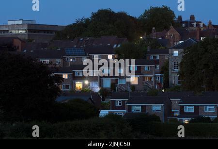 Case al crepuscolo in estate, Warwick centro città, Warwickshire, Regno Unito Foto Stock