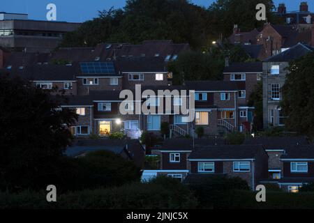 Case al crepuscolo in estate, Warwick centro città, Warwickshire, Regno Unito Foto Stock