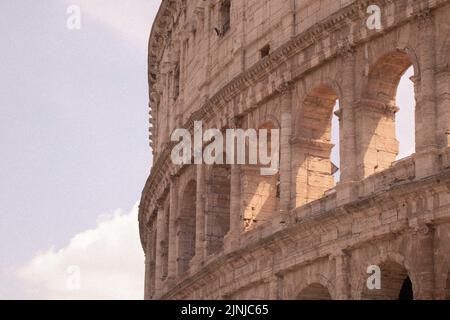 Una vista panoramica del Colosseo nel centro della città di Roma Foto Stock