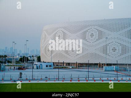 Doha. 8th ago, 2022. La foto scattata il 8 agosto 2022 mostra la vista esterna dello stadio al Thumama, che ospiterà le partite della Coppa del mondo FIFA 2022 a Doha, Qatar. Credit: Nikku/Xinhua/Alamy Live News Foto Stock