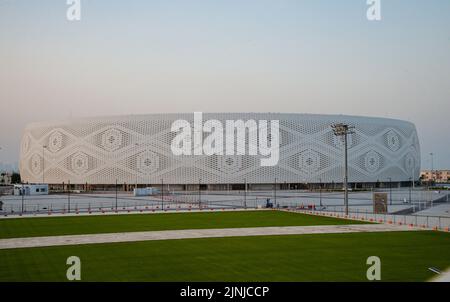 Doha. 8th ago, 2022. La foto scattata il 8 agosto 2022 mostra la vista esterna dello stadio al Thumama, che ospiterà le partite della Coppa del mondo FIFA 2022 a Doha, Qatar. Credit: Nikku/Xinhua/Alamy Live News Foto Stock