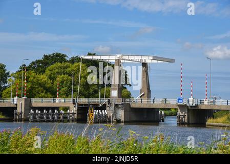 Breezand, Paesi Bassi. Agosto Un ponte di ferro ascensore su un canale nei pressi di Breezand. Foto di alta qualità Foto Stock