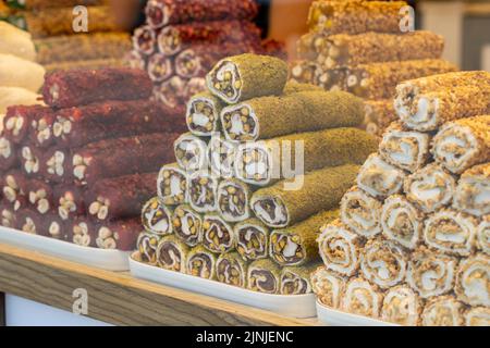 Varietà di delizie turche. Delizie turche visualizzate sul banco. Prelibatezze tradizionali della cucina turca Foto Stock