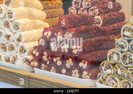 Varietà di delizie turche. Delizie turche visualizzate sul banco. Prelibatezze tradizionali della cucina turca Foto Stock