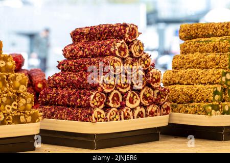 Varietà di delizie turche. Delizie turche visualizzate sul banco. Prelibatezze tradizionali della cucina turca Foto Stock