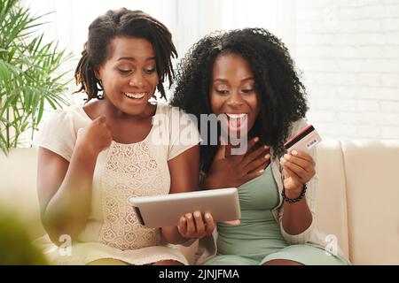 Le giovani donne eccitate hanno trovato molto nel deposito in linea Foto Stock