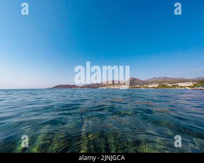 Datca città dal mare vista con il mare Egeo e cielo blu. Datca, Mugla, Turchia - Agosto 2022 Foto Stock