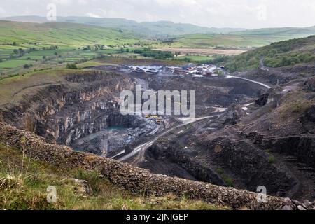 Arcow Quarry, Helwith Bridge, Ribblesdale, nel Yorkshire Dales National Park, Regno Unito. La cava produce aggregati resistenti all'usura per superfici stradali. Foto Stock