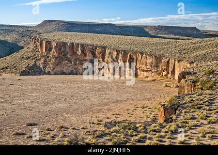 Sito di Petroglyph sulle scogliere di tufo, vista dall'autostrada SR 318, dal quartiere archeologico di White River Narrows, dal Basin and Range Natl Monument, Nevada, USA Foto Stock