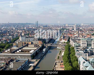 Bruxelles, Belgio - 12 maggio 2022: Paesaggio urbano della città di Bruxelles. Il canale del fiume Senna che attraversa Bruxelles. Foto Stock