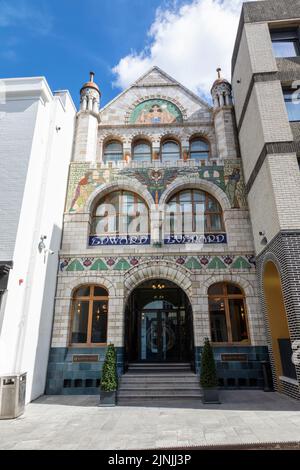 Edward Everard ex opere di stampa edificio iconico con facciata in stile Art Nouveau piastrellata. Ora l'ingresso al Clayton Hotel, Broad Street, Bristol, Regno Unito Foto Stock
