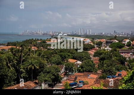 Olinda. 11th ago, 2022. La foto scattata il 11 agosto 2022 mostra una vista di Olinda, Brasile. Il centro storico della città di Olinda è stato iscritto nella lista dei patrimoni dell'umanità dell'UNESCO nel 1982. Credit: Wang Tiancong/Xinhua/Alamy Live News Foto Stock