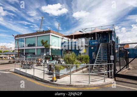 Wapping Wharf contenitori di spedizione pieni di dettaglianti indipendenti e il M Shed, porto di Bristol, città di Bristol, Inghilterra, Regno Unito Foto Stock