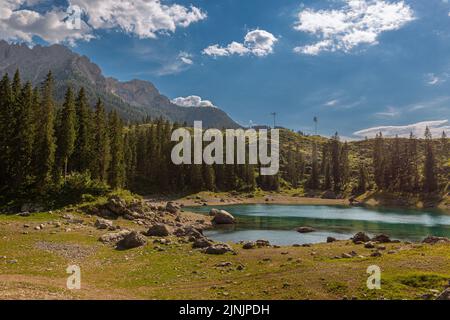 Il Lago Carezza è un piccolo lago alpino delle Dolomiti. Foto Stock