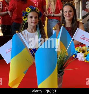 Natalia Kogut (a destra) e sua figlia di 12 anni, Melisa Kogut, a Birmingham, segnando la notizia che la loro città natale adottiva di Birmingham è stata quotata in borsa per il concorso Eurovision Song il prossimo anno. Melisa ha cantato l'inno nazionale ucraino per il primo ministro Boris Johnson a Downing Street, nel mese di maggio. Data immagine: Venerdì 12 agosto 2022. Foto Stock