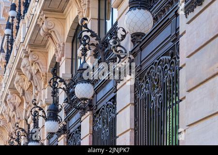 Architettura del Four Seasons Hotel e residenze private. Fuoco selettivo nelle lampade elettriche esterne che decorano la facciata. Foto Stock