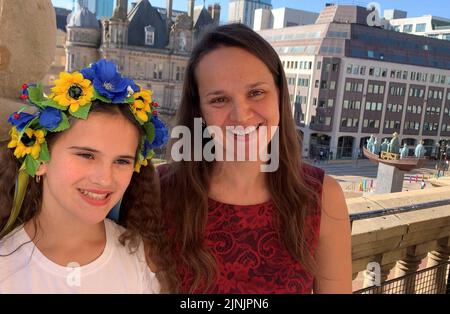 Natalia Kogut (a destra) e sua figlia di 12 anni, Melisa Kogut, a Birmingham, segnando la notizia che la loro città natale adottiva di Birmingham è stata quotata in borsa per il concorso Eurovision Song il prossimo anno. Melisa ha cantato l'inno nazionale ucraino per il primo ministro Boris Johnson a Downing Street, nel mese di maggio. Data immagine: Venerdì 12 agosto 2022. Foto Stock