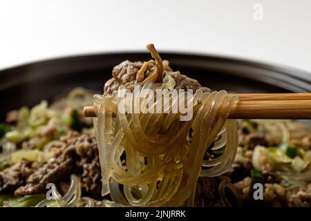 Cucina coreana. Cibo a base di manzo. Piatto di carne con brodo Foto Stock