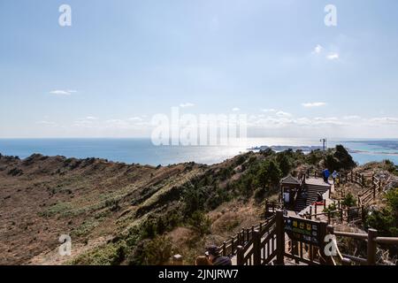 Una vista dal vulcano Sunrise Peak (Seongsan Ilchulbong) dell'Isola di Jeju, Corea del Sud Foto Stock