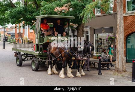 Windsor, Regno Unito - Agosto 2022: Carrozza trainata da cavalli per la fabbrica di birra Windsor ed Eton. Foto Stock