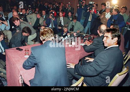 Foto del file datata 24-02-1995 della star del calcio del Manchester United Eric Cantona (a destra) con il manager inglese Alex Ferguson durante una conferenza stampa a seguito dell'audizione disciplinare dell'Associazione calcistica. Eric Cantona ha portato la nebbia rossa a un nuovo livello dopo essere stato inviato al Selhurst Park. Il ardente francese lanciò un calcio kung-fu ad un fan del Crystal Palace che lo aveva abusato mentre si era calpato giù per la linea di touch. Data di emissione: Venerdì 12 agosto 2022. Foto Stock