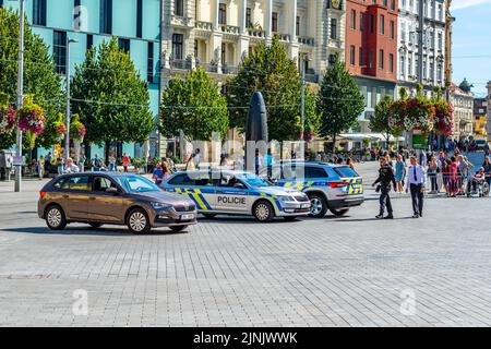 Brno, Repubblica Ceca - 10,9.2021: Le auto della polizia sono parcheggiate nella piazza principale di Brno - piazza della libertà - Namesti Svobody in lingua locale. Foto Stock