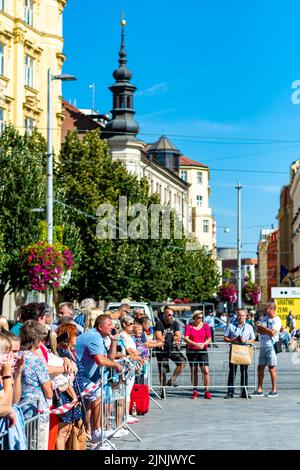 Brno, Repubblica Ceca - 10,9.2021: La gente sta visitando la cerimonia della promessa della polizia nella piazza principale di Brno (Namesti Svobody) Foto Stock