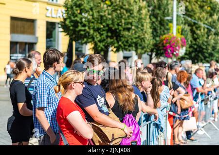 Brno, Repubblica Ceca - 10,9.2021: La gente sta visitando la cerimonia della promessa della polizia nella piazza principale di Brno (Namesti Svobody) Foto Stock