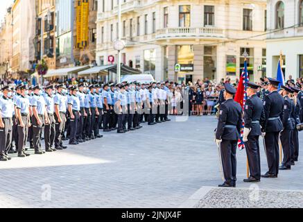 Brno, Repubblica Ceca - 10,9.2021: Giovani poliziotti durante la cerimonia di promessa della polizia, piazza principale di Brno (Namesti Svobody). Gli agenti di polizia sono noi Foto Stock