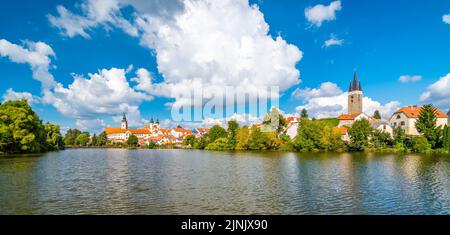 Vista panoramica della città di Telc, Repubblica Ceca. Castello storico sopra il lago. Patrimonio dell'umanità dell'UNESCO. Giorno d'estate, cielo blu con nuvole. Foto Stock