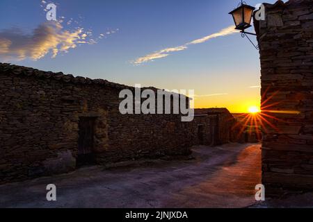 Tramonto in una città molto vecchia con vecchie case di pietra. Foto Stock