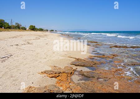 Cielo azzurro nuvoloso su una spiaggia quasi vuota di Hersonissos. Foto Stock