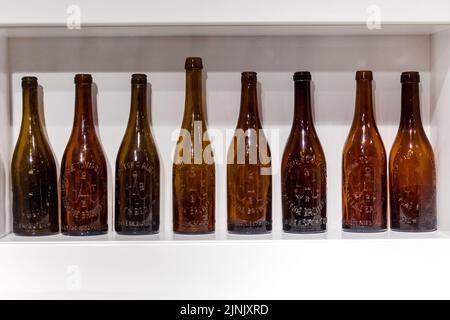 Ucraina, Lvov 21 dicembre 2019: Vecchie bottiglie di birra marrone scuro con iscrizioni su sfondo bianco Foto Stock
