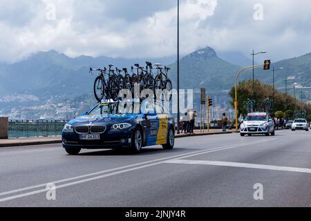 Italia, Salerno 06 maggio 2013: Vetture che accompagnano diverse squadre di ciclisti alle giornate del giro d'Italia Foto Stock