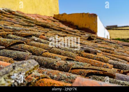 Sfondo di vecchio tetto di casa in villaggio mediterraneo. Foto Stock