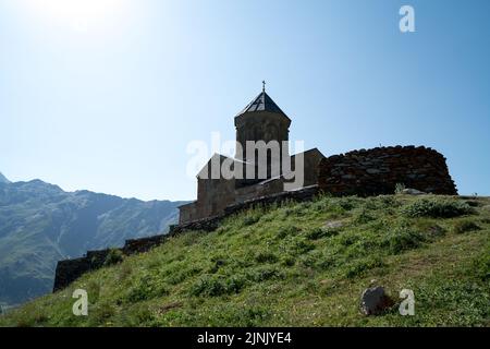 Gergeti Trinity Church nella Georgia settentrionale Foto Stock