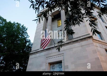 Washington, Stati Uniti. 12th ago, 2022. La foto scattata il 11 agosto 2022 mostra l'edificio del Dipartimento di Giustizia degli Stati Uniti a Washington, DC, Stati Uniti. Il Dipartimento di Giustizia degli Stati Uniti (DOJ) ha presentato una mozione giovedì per rimuovere il mandato di ricerca per la residenza Mar-a-Lago dell'ex presidente Donald Trump. Credit: Liu Jie/Xinhua/Alamy Live News Foto Stock