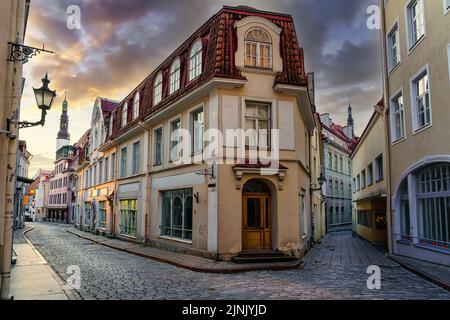Strade medievali con vecchi edifici al tramonto nella città di Tallinn, Estonia. Foto Stock