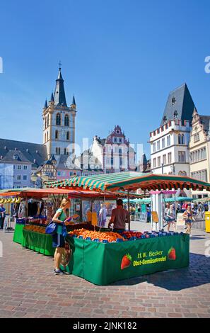 Mercato stallo al mercato principale, dietro la chiesa di San, Gangolfo e case storiche, Treviri, Renania-Palatinato, Germania, Europa Foto Stock