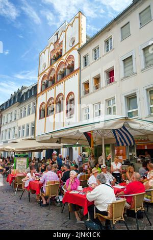 Gastronomia esterna alla casa dei tre Re, ex residenza di una famiglia di giuria, via Simeon, Treviri, Renania-Palatinato, Germania, Europa Foto Stock