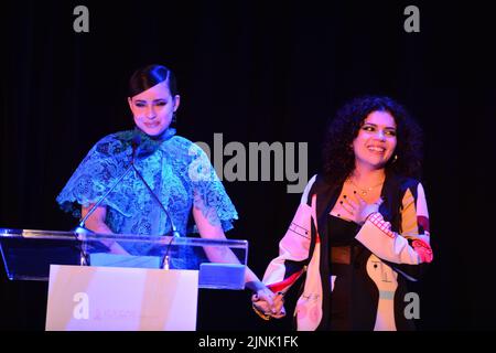 MIAMI, FLORIDA - 11 AGOSTO: Sofia Carson e Valentina García sul palco durante la Latin Grammy Cultural Foundation al Miami Dade College Wolfson Campus il 11 agosto 2022 a Miami, Florida. La Fondazione Culturale Latin GRAMMY assegna la borsa di studio Sofia Carson alla cantante e studentessa Valentina García di 18 anni. La borsa di studio (valore massimo di 200.000 dollari) consentirà a García di conseguire una laurea al Berklee College of Music di Boston. 11 ago 2022. (Foto di JL/Sipa USA) Credit: Sipa USA/Alamy Live News Foto Stock