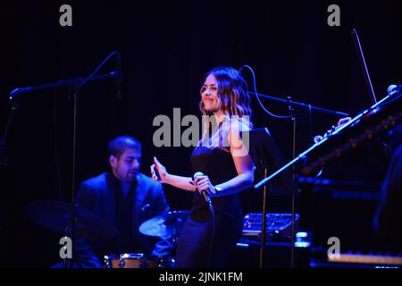 MIAMI, FLORIDA - 11 AGOSTO: Nicolle Horbath, vincitore del premio Carlos Vives 2018, si esibisce sul palco durante la Latin Grammy Cultural Foundation al Miami Dade College Wolfson Campus il 11 agosto 2022 a Miami, Florida. La Fondazione Culturale Latin GRAMMY assegna la borsa di studio Sofia Carson alla cantante e studentessa Valentina García di 18 anni. La borsa di studio (valore massimo di 200.000 dollari) consentirà a García di conseguire una laurea al Berklee College of Music di Boston. 11 ago 2022. (Foto di JL/Sipa USA) Credit: Sipa USA/Alamy Live News Foto Stock