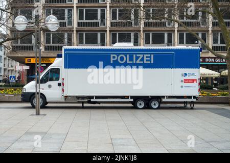 COLONIA, GERMANIA - 19 MARZO 2016: Centro di comando della polizia mobile parcheggiato vicino alla cattedrale di Colonia, Germania il 19 marzo 2016. Foto Stock