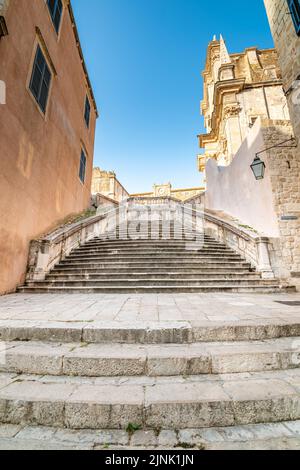 Scala barocca nel centro storico di Dubrovnik, la strada per la Chiesa di Sant'Ignazio. Luogo famoso per i turisti, conosciuto come passeggiata di vergogna. Foto Stock